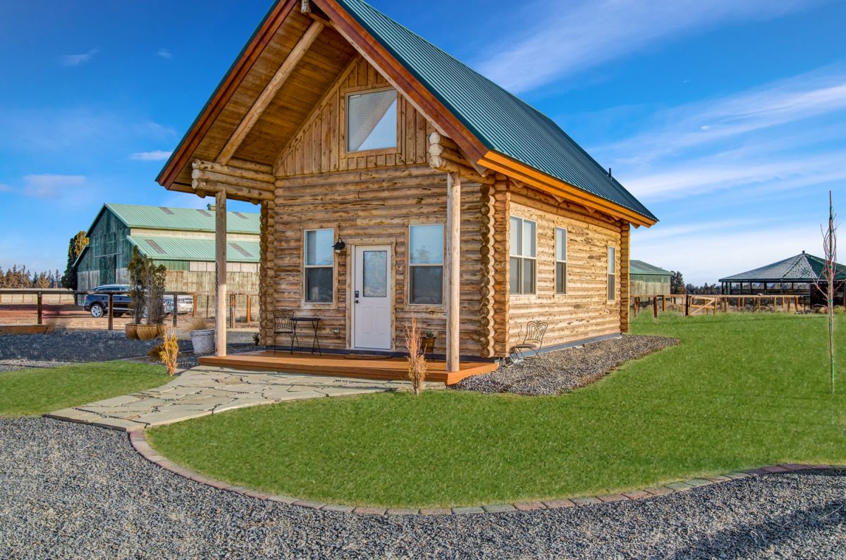 Front of house - 68600 George Cyrus Road, Sisters, OR. Copyright Dempsey Group.